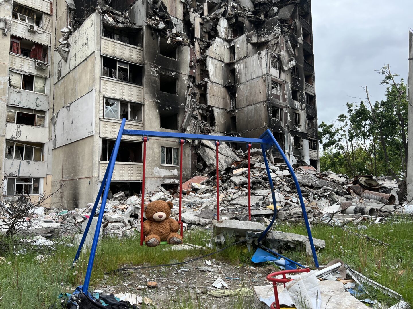 Іграшка біля зруйнованого будинкку