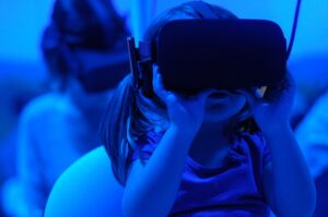 Дитина у VR шоломі