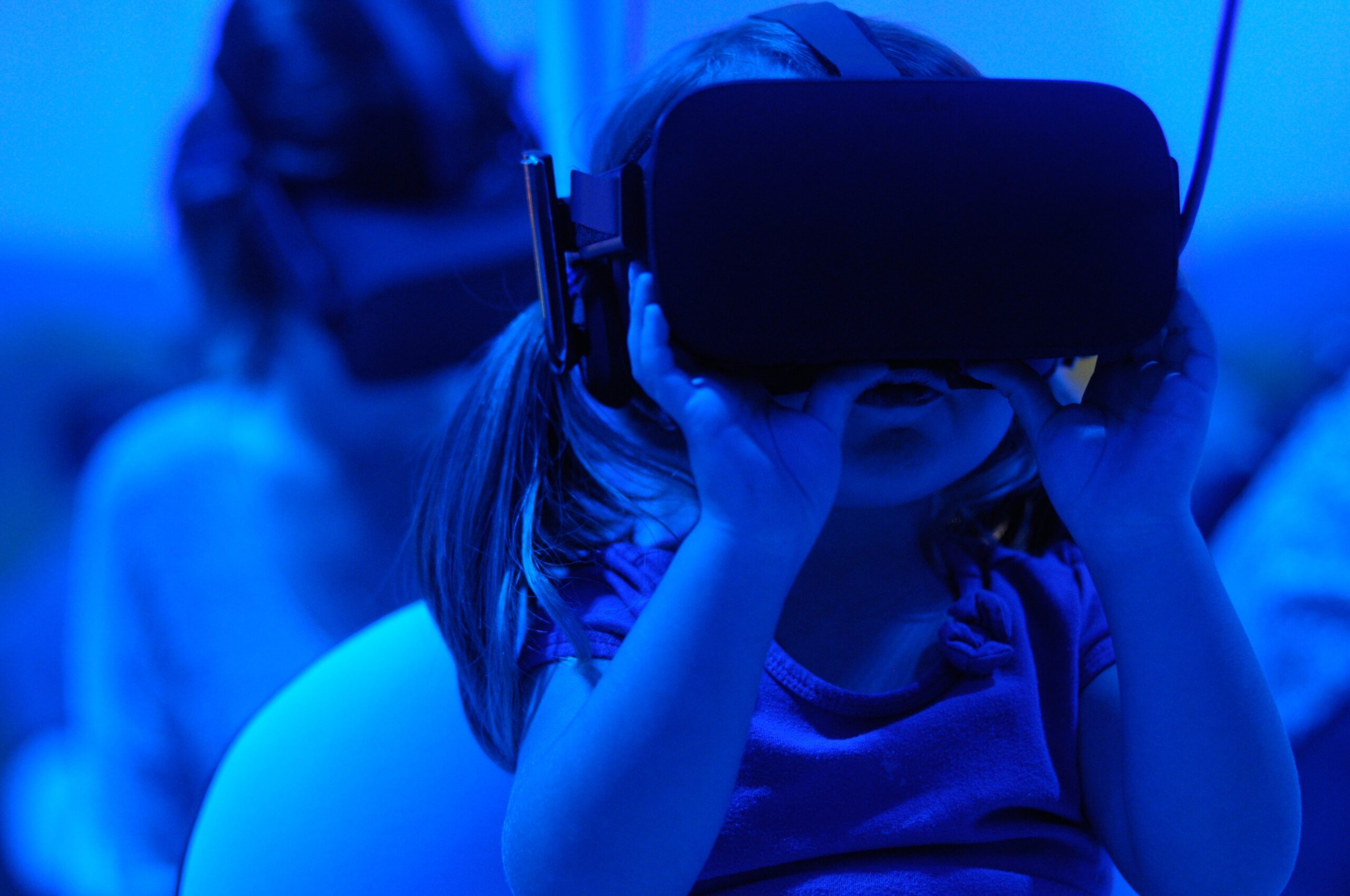 Дитина у VR шоломі