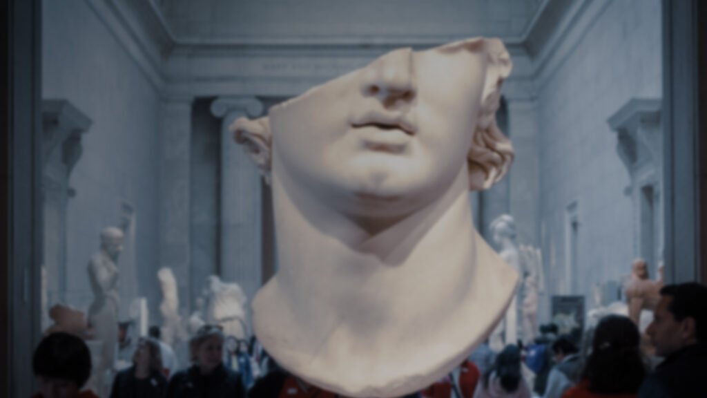 Зламана голова статуї на виставці