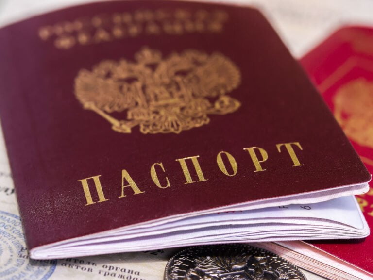 Фейк: у Херсонській та Запорізькій областях люди вишукуються у черги за російськими паспортами