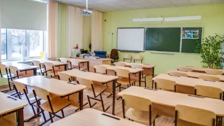 Лише чверть шкіл України зможуть відновити навчання офлайн