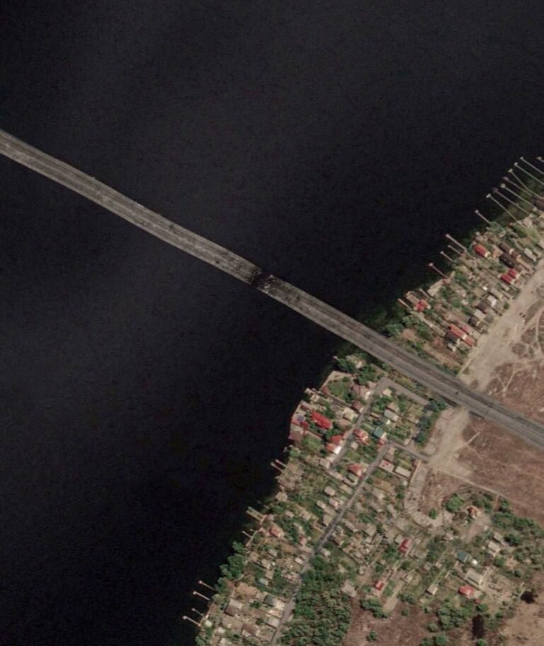 Удари по Антонівському мосту: міст пошкоджений, проте фото підробне