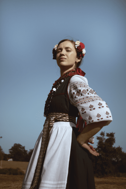 дівчина у вінку, український народний костюм