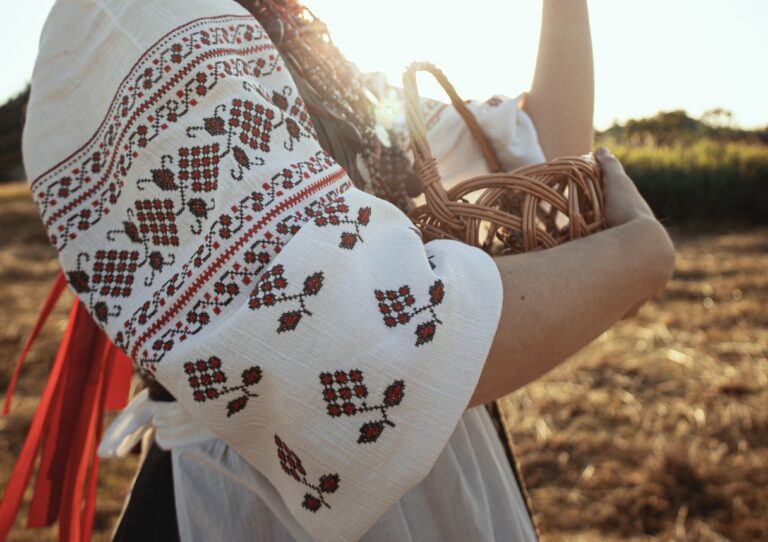 По-справжньому: що треба знати про традиційний український одяг,  аби не пропагувати шароварщину?