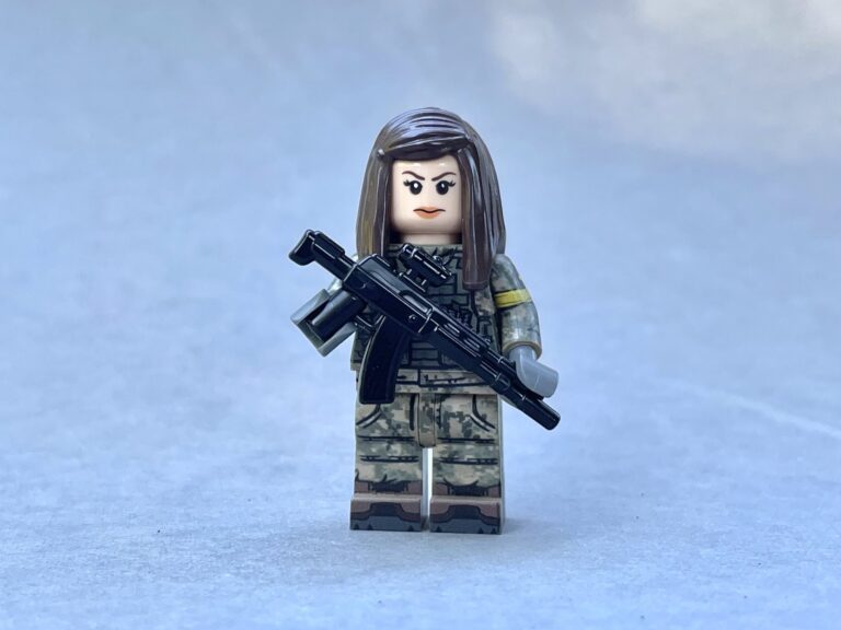Lego присвятив фігурки українським жінкам-військовослужбовцям та парамедикиням