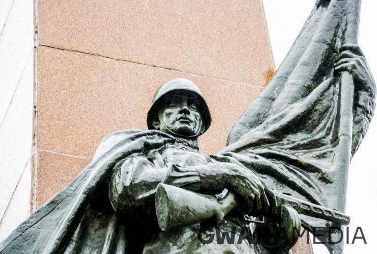 У Чернівцях знесли радянський пам‘ятник