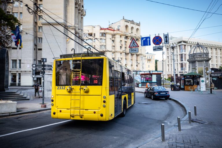 У Києві весь громадський транспорт зупинятиметься під час повітряної тривоги