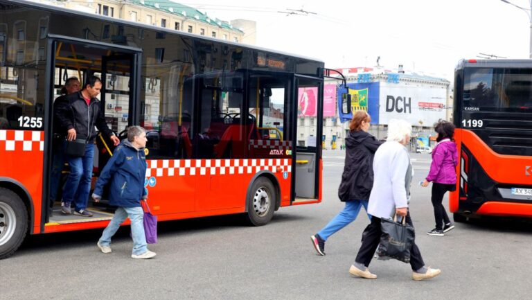 У Харкові подовжують роботу громадського транспорту