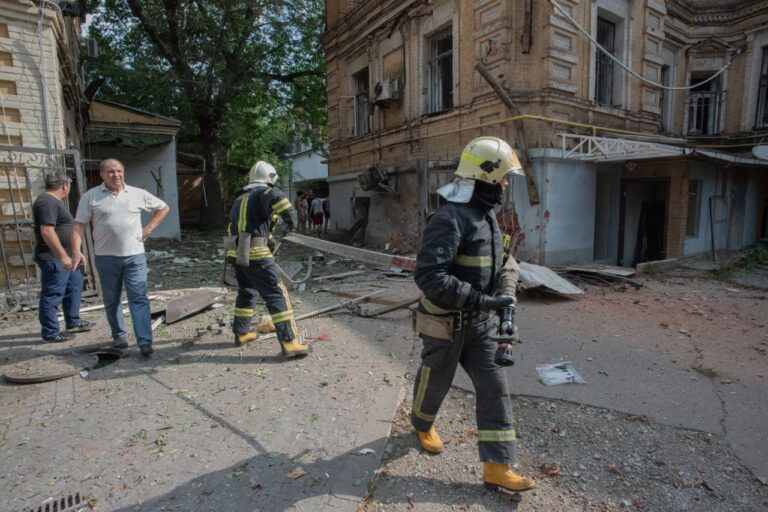 Харків обстріляли з артилерії: зайнялася пожежа, є загиблі та поранені – фото