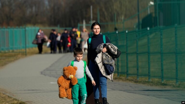 Понад 4 мільйони українців залишається за кордоном через війну 