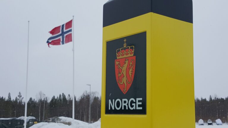 Норвегія призупинила дію угоди спрощеного візового режиму для росіян