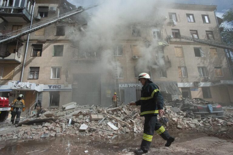 Окупанти влучили по приватному будинку в Ізюмському районі: є загиблі та поранені