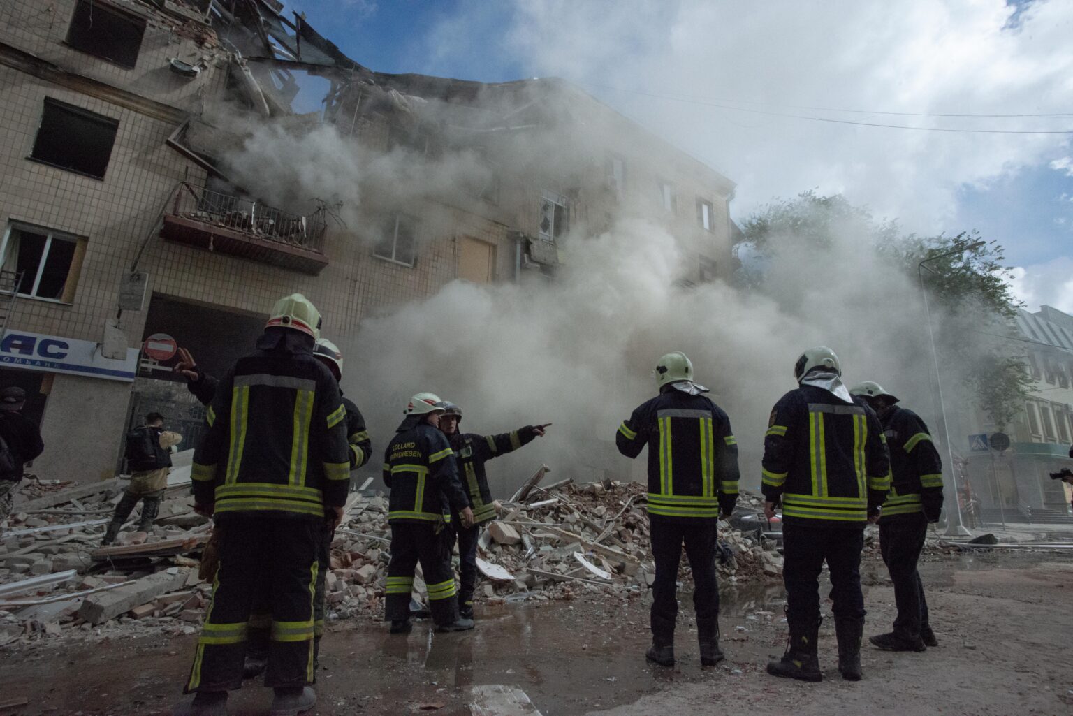 Russian Army Destroyed a High-rise Building in Kharkiv City Center — Photo