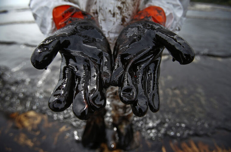 Bloomberg: Для перевезення підсанкційної російської нафти у світі формується «тіньовий флот»