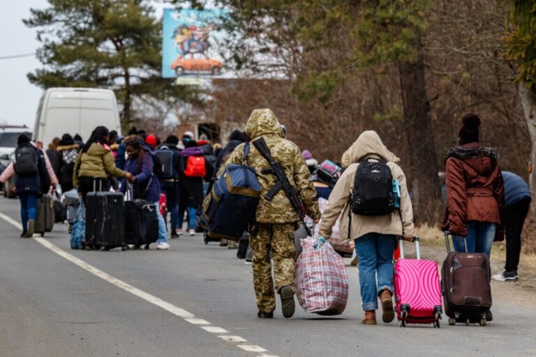 90% українців нормально ставляться до тих, хто поїхав за кордон після 24 лютого – КМІС