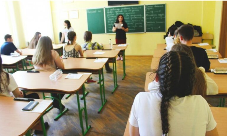 Як українці ставляться до викладання російської мови в школах — опитування