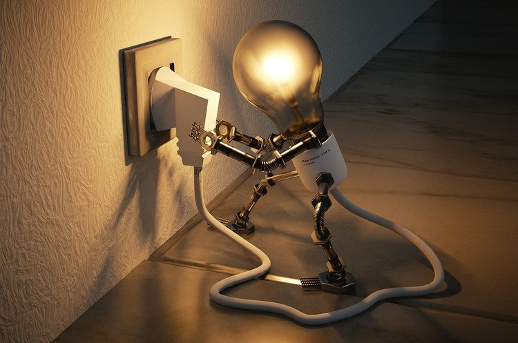 Більшість українців скоротили споживання електроенергії – опитування