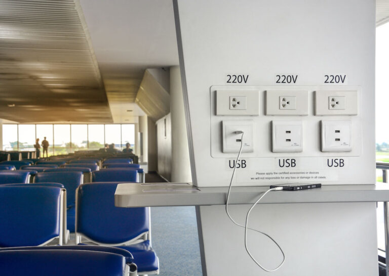Станції київського метро облаштують USB-зарядками