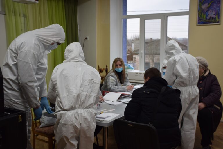 DNA Laboratory to Help Identify Exhumed Bodies in Izium – Photo