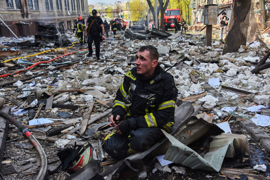 Ukrainian war footage: firefighter after Russian shells 