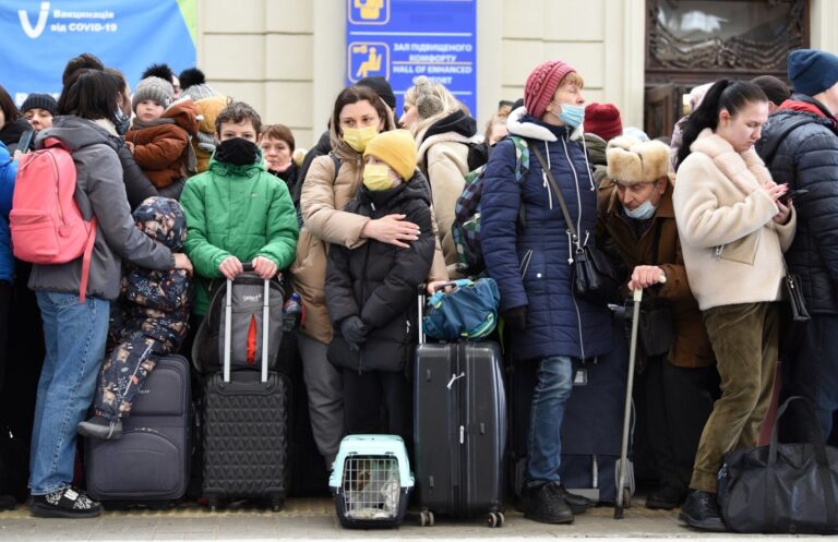 Половина українців не повертаються додому через небезпеку — соцопитування