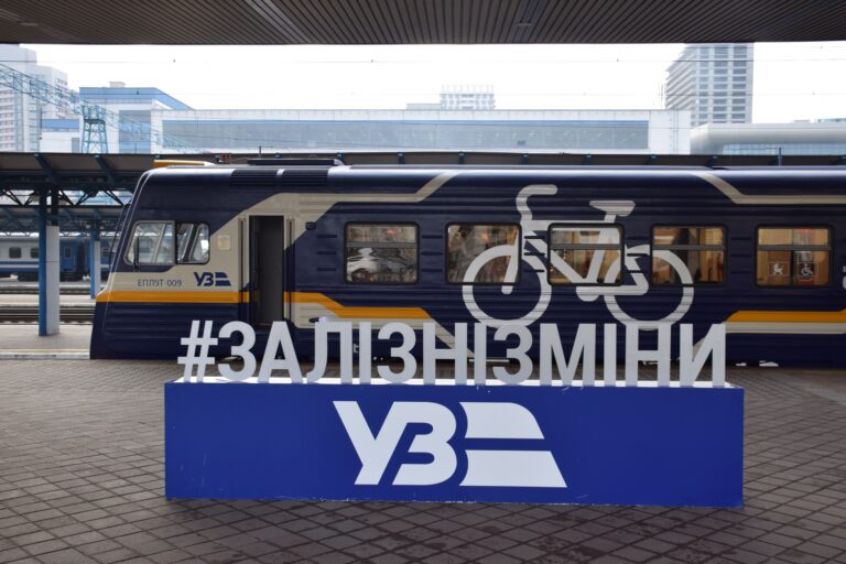 Укрзалізниця презентувала оновлений поїзд родом з Луганська – фото