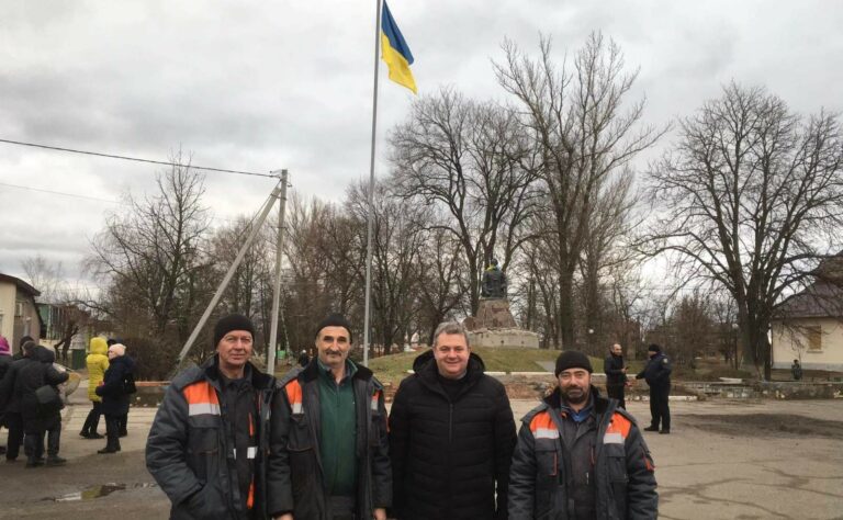 Газовики допомогли зі встановленням українського прапора в Барвінковому