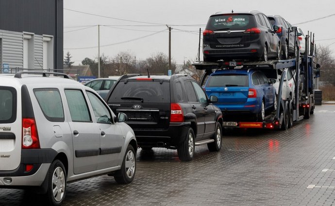 Імпорт авто в Україну впав майже вдвічі у 2023 році