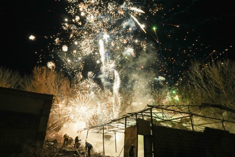 Нічний ракетний удар у Харкові спричинив феєрверки – фото