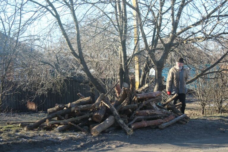 Мешканці прифронтових громад отримають 21 тисячу гривень на тверде паливо: кому ще нададуть допомогу