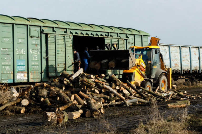 Жителям Харківщини доставили майже 500 кубометрів дров