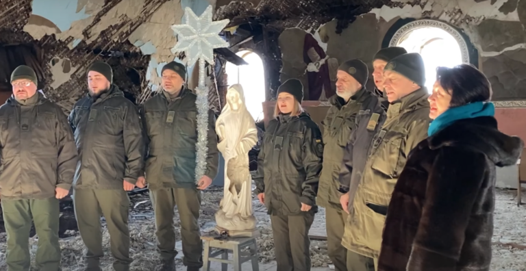 Харківські гвардійці взяли участь у Вертеп-Фесті та заспівали колядку у пошкодженому авіаударом храмі