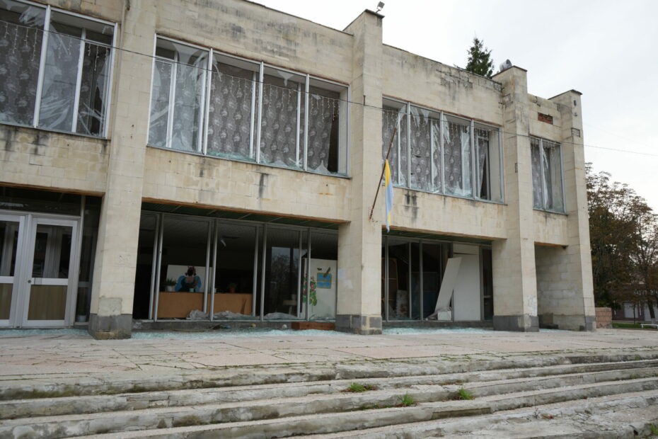 Розбита школа в Боровій