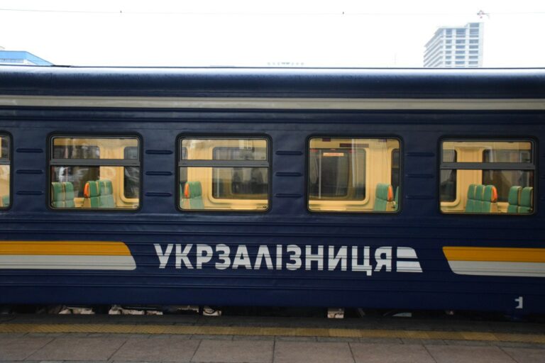 Два потяги до Харкова відправляться з затримкою через обстріли Києва
