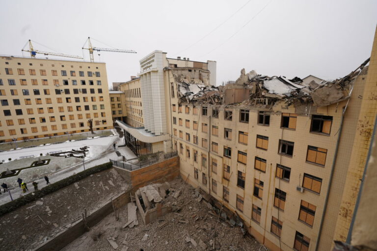 Зруйновану ракетою будівлю Харківського університету готують до ремонту