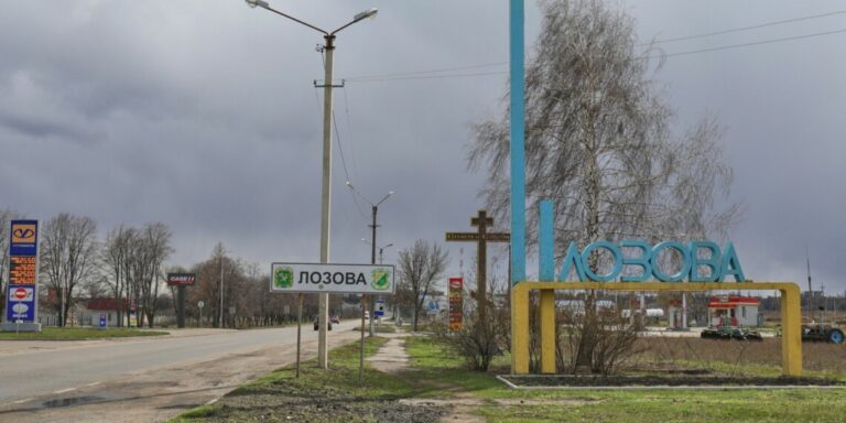 У Валках та Лозовій на Харківщині демонтували радянські символи