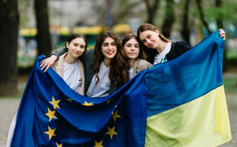 Більшість підлітків бачать своє майбутнє в Україні – опитування