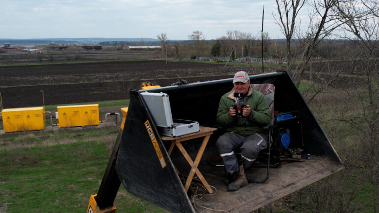Трактор на радіокеруванні: українські фермери розміновують поля для посівної