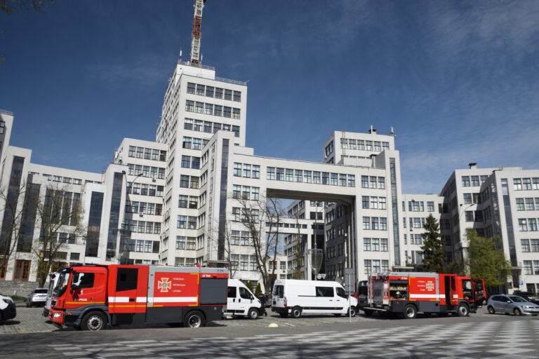 Німеччина передала харківським рятувальникам мікроавтобуси — фото