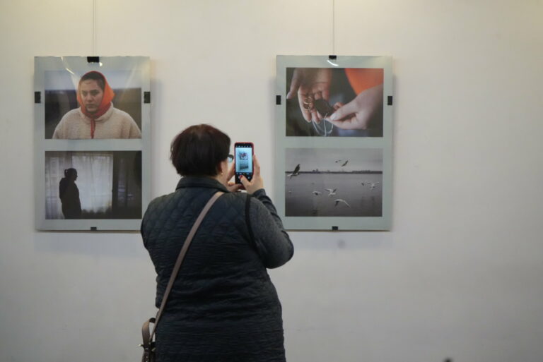 Наодинці: у Харкові відкрилася виставка про дружин загиблих військових