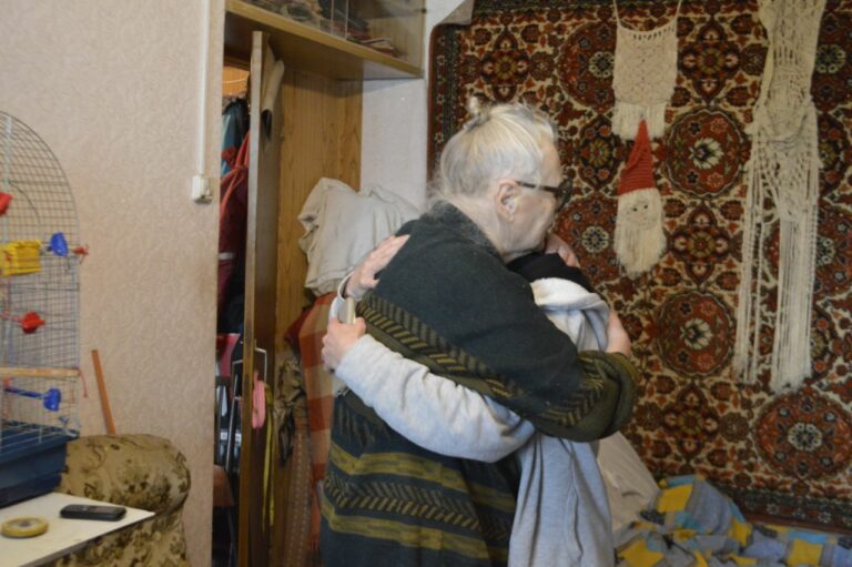У кожного волонтера є своя баба Віра: історія харківʼян, які допомагають самотнім літнім людям