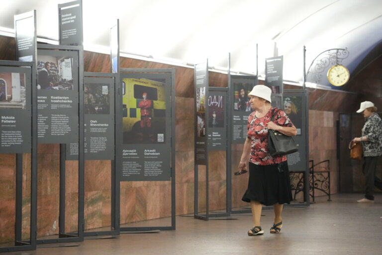 «Міста та їхні герої»: у харківському метро відкрилася виставка – фото