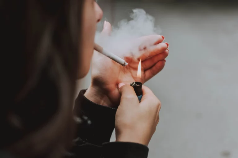 Майже кожен четвертий українець палить щодня — опитування