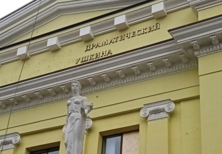 З фасаду харківського театру прибрали Пушкіна в назві