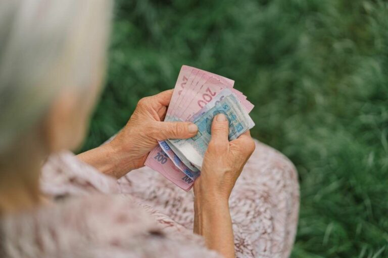 Відтепер українці за кордоном зможуть поновити пенсії віддалено
