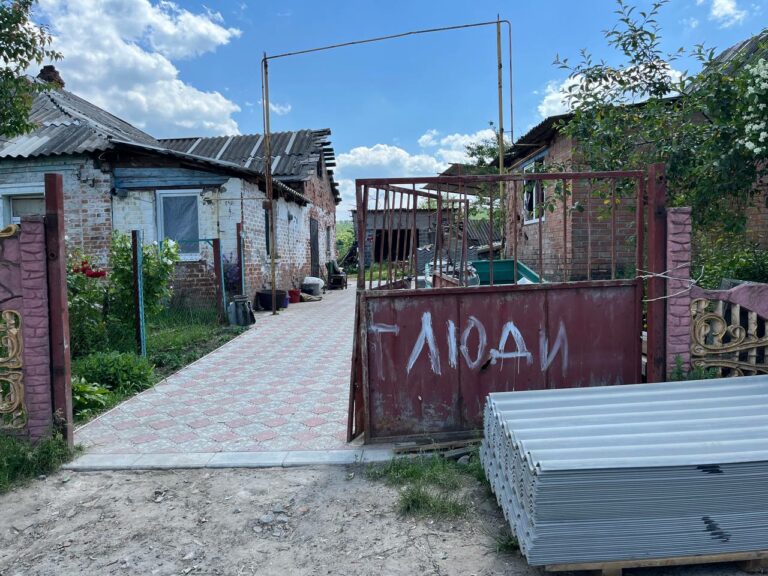 На Харківщині в селі Донецьке знайшли яму, у якій тримали українців