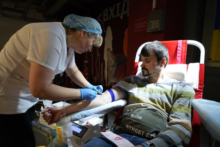 Сотні харків’ян прийшли здати кров у День донора — фото