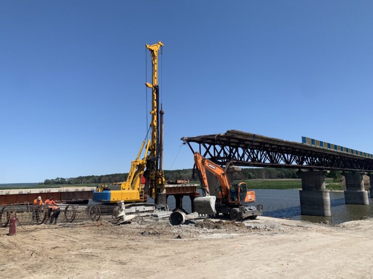 Відновлюють міст через річку Оскіл на Харківщині