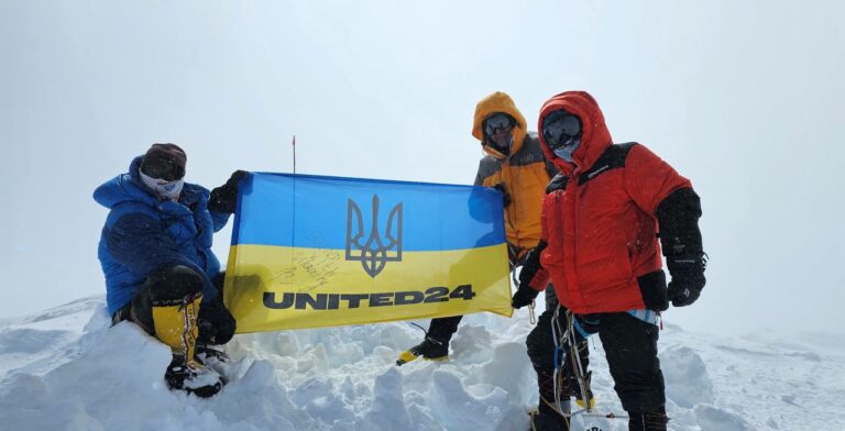 Харківський альпініст встановив український прапор із підписом Зеленського на Алясці